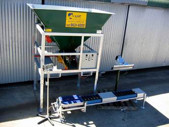 Ezi-bagger with weihing scales, conveyor and heat sealer