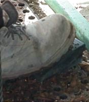Easy_foot_pedal_activation_of_fertiliser